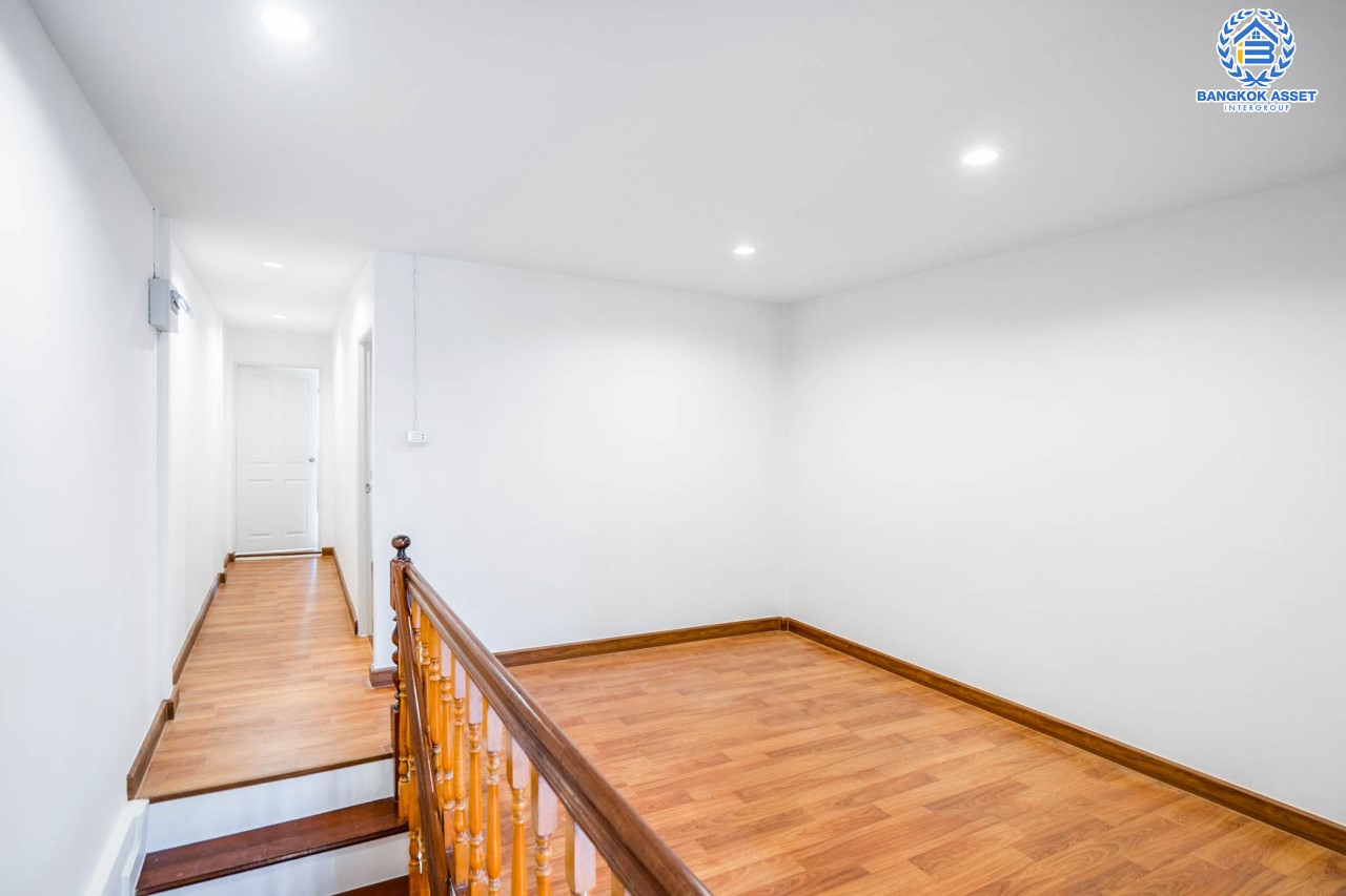 บ้านมือสองตกแต่งใหม่ ม.พระปิ่น2 ติดถนนบรมราชชนนี เนื้อที่ 17 ตร.ว. ฟังก์ชันจัดเต็ม 3 ห้องนอน 2 ห้องน้ำ บนทำเลศักยภาพ เชื่อมต่อหลายเส้นทาง ใกล้เซ็นทรัลปิ่นเกล้า ม.มหิดล , ทางด่วน "กาญจนาภิเษก"